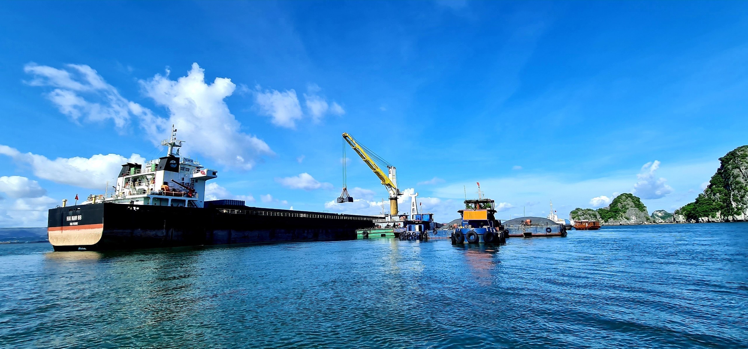 Khai thác và xếp dỡ hàng hóa